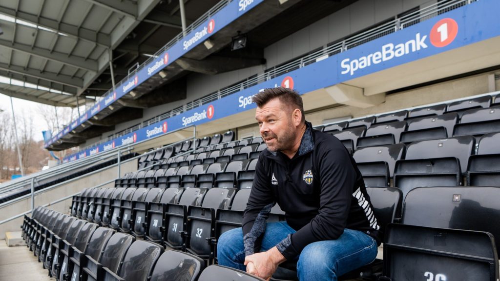 Bilde av Per Ivar Staberg på en fotballtribune